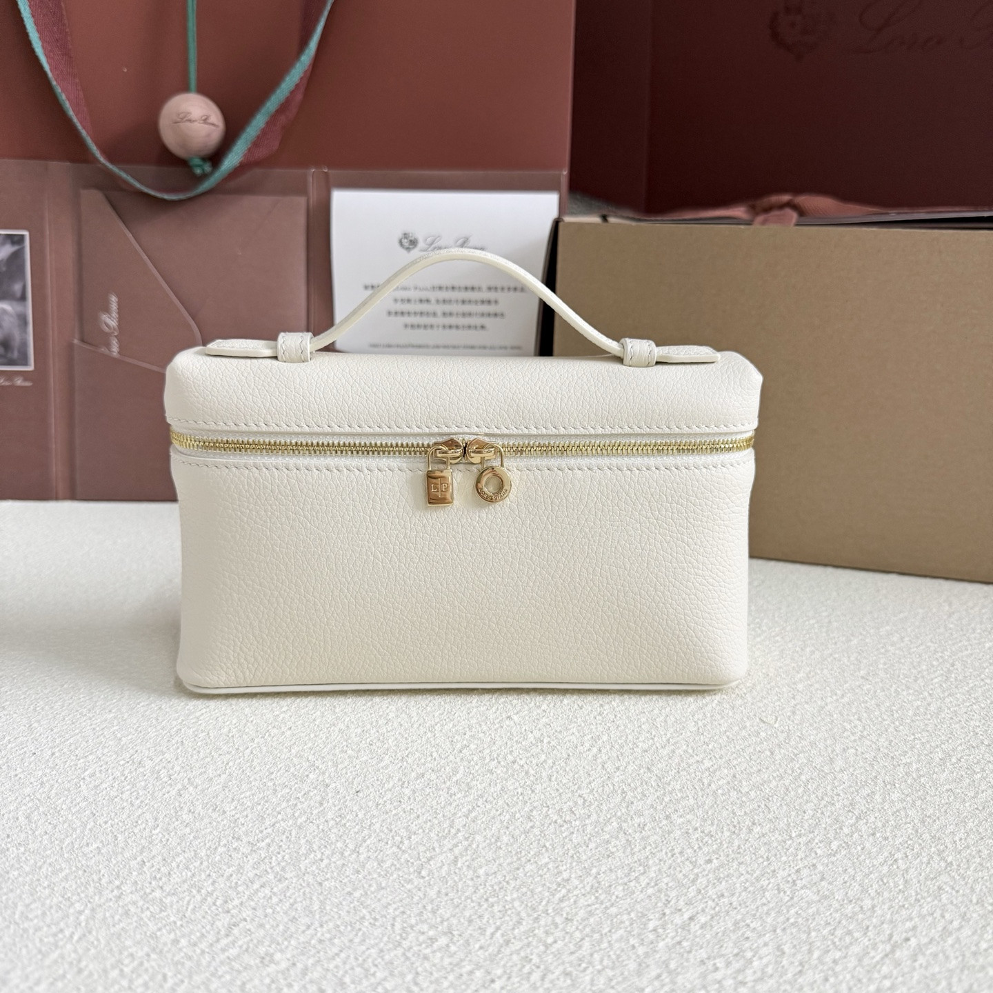 L**o p*ana extra pocket l19 grained calfskin 11 x 19 x 6.5 cm