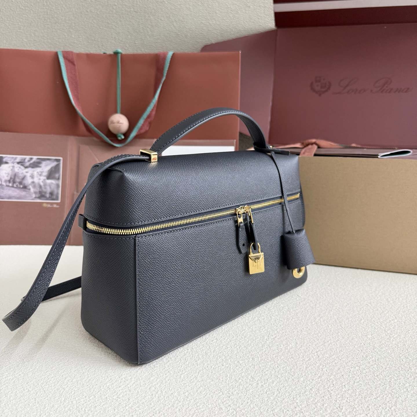 L**o p*ana extra pocket l27 calfskin 16x27x10cm