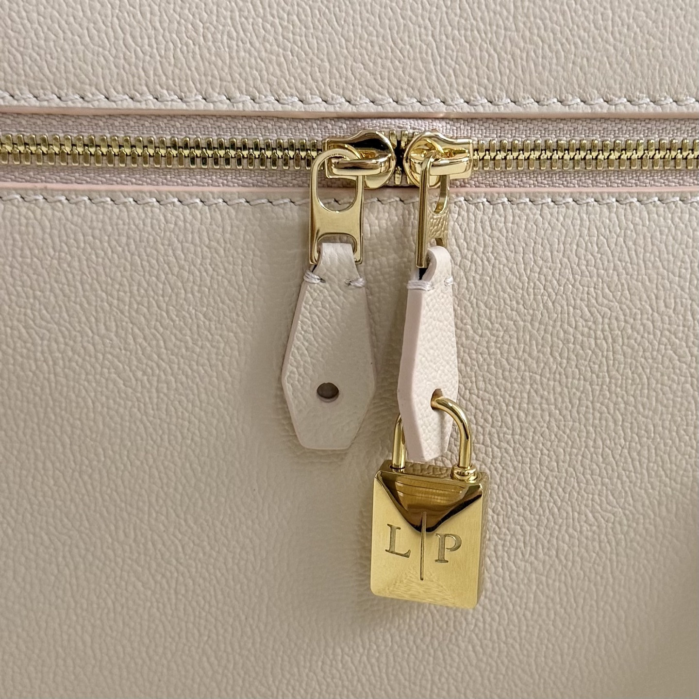 L**o p*ana extra pocket l27 calfskin 16x27x10cm