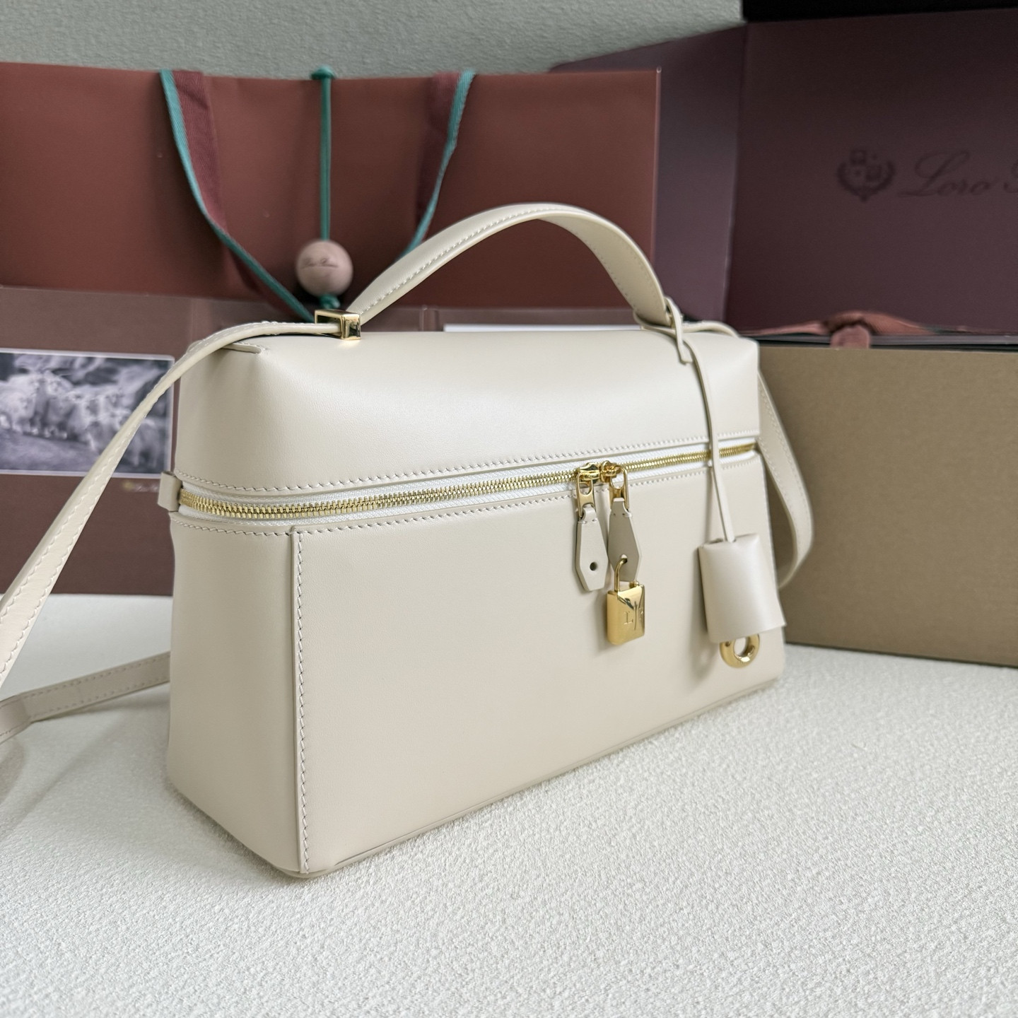 L**o p*ana extra pocket l27 calfskin 16x27x10cm