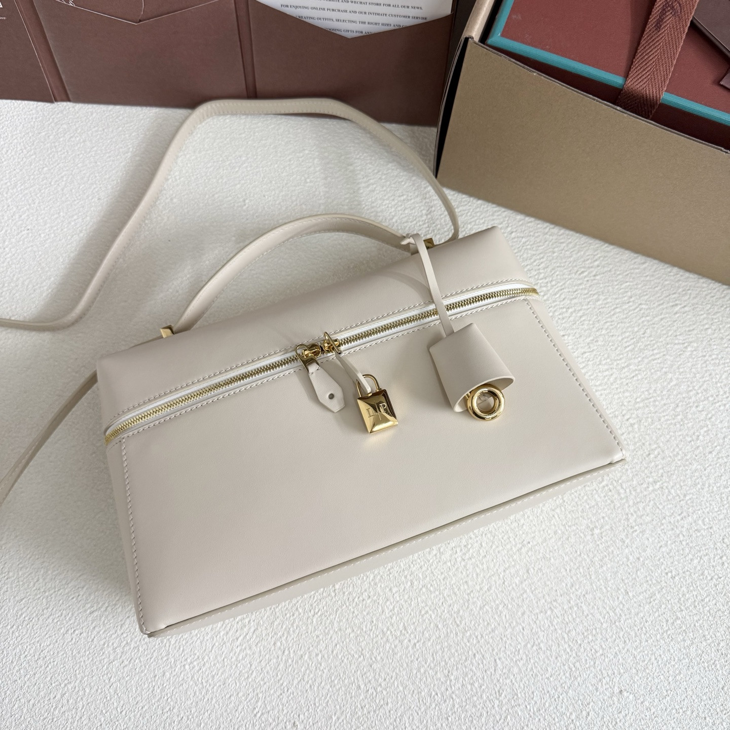 L**o p*ana extra pocket l27 calfskin 16x27x10cm