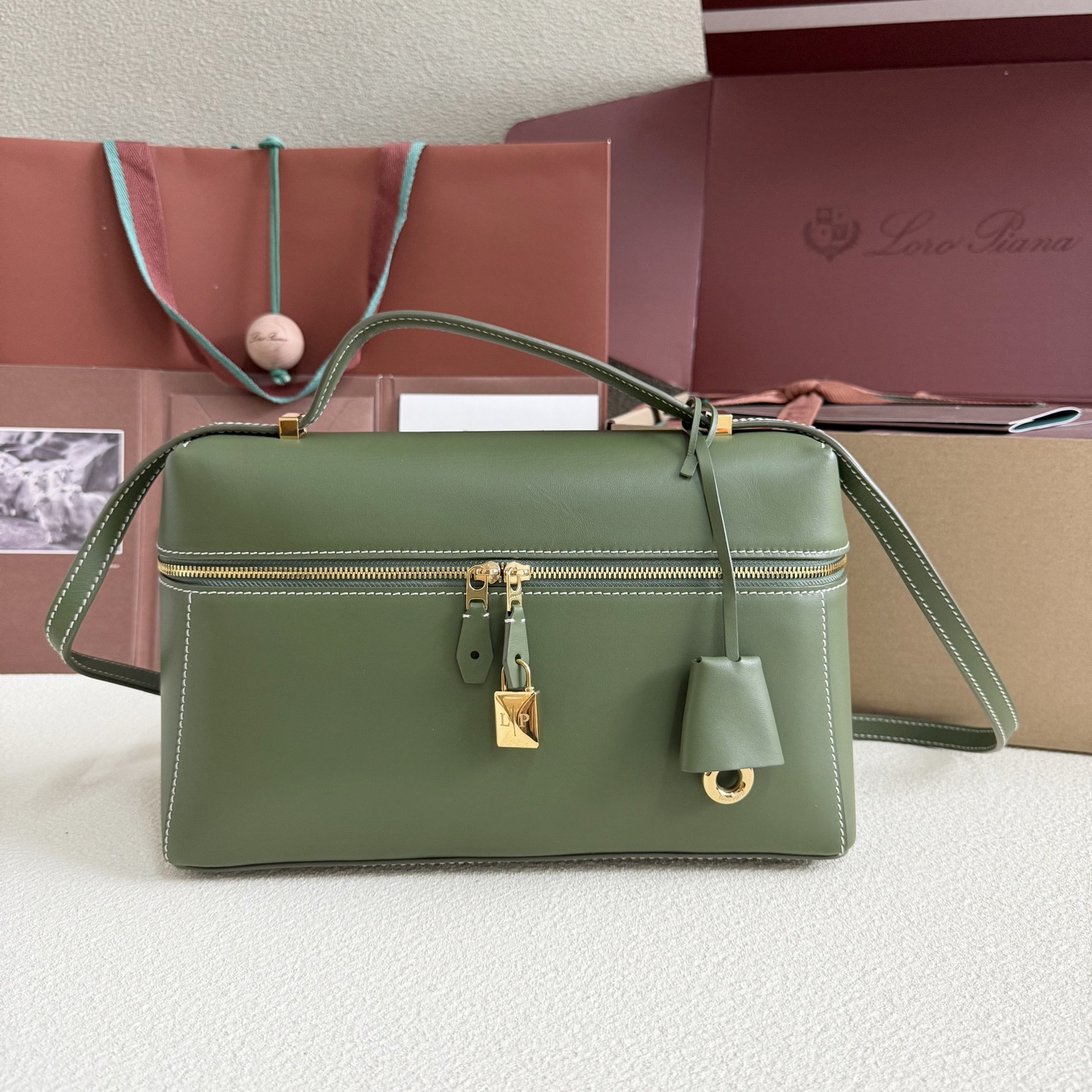 L**o p*ana extra pocket l27 calfskin 16x27x10cm