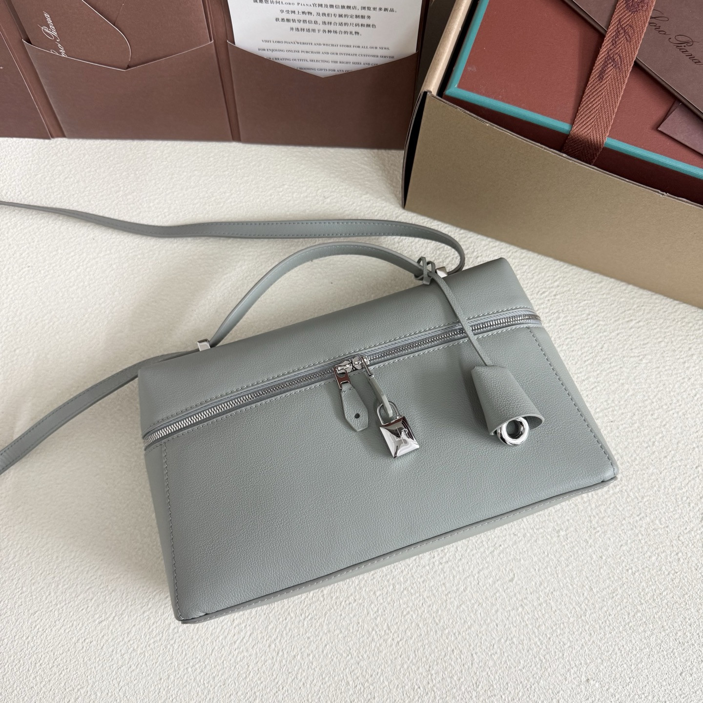 L**o p*ana extra pocket l27 calfskin 16x27x10cm