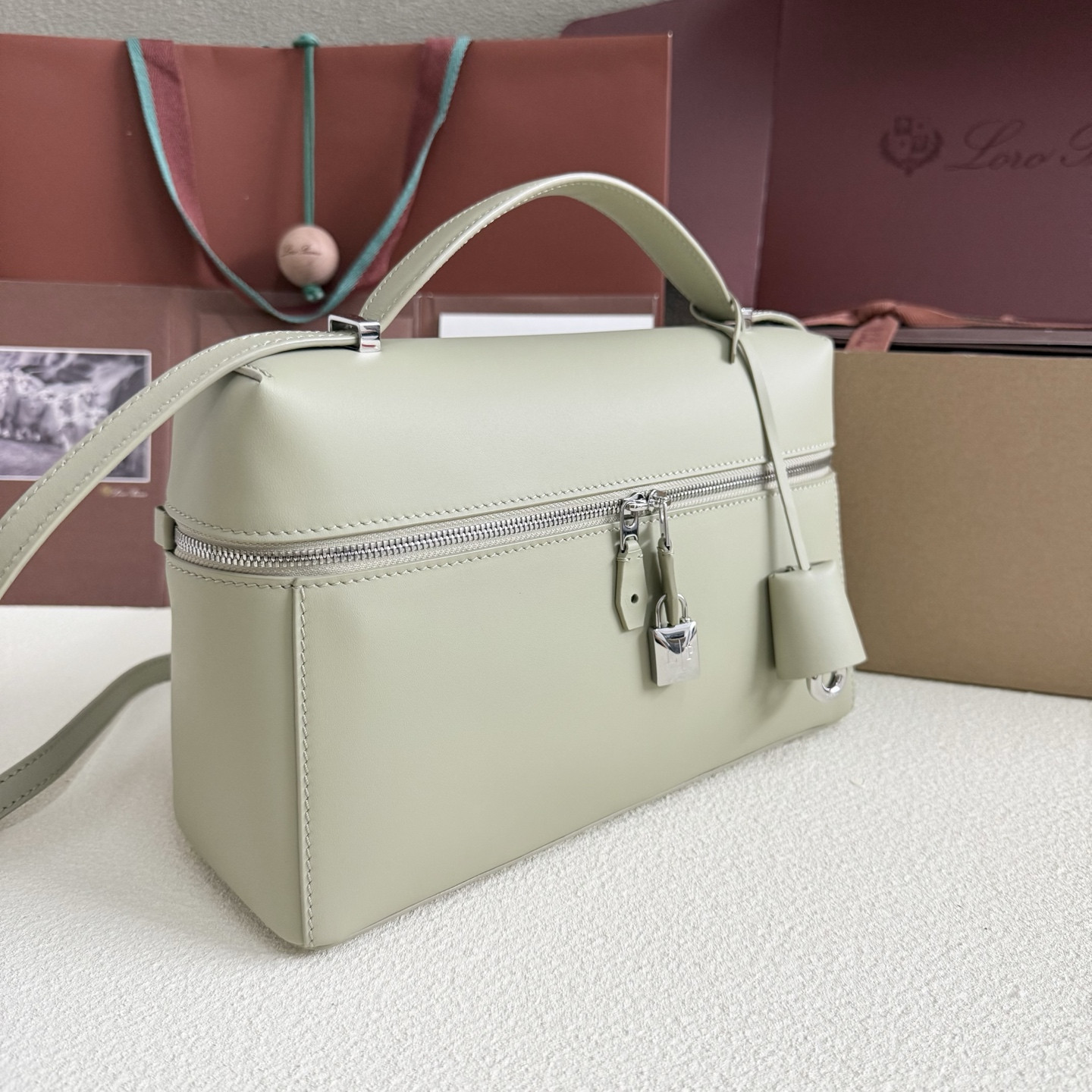 L**o p*ana extra pocket l27 calfskin 16x27x10cm