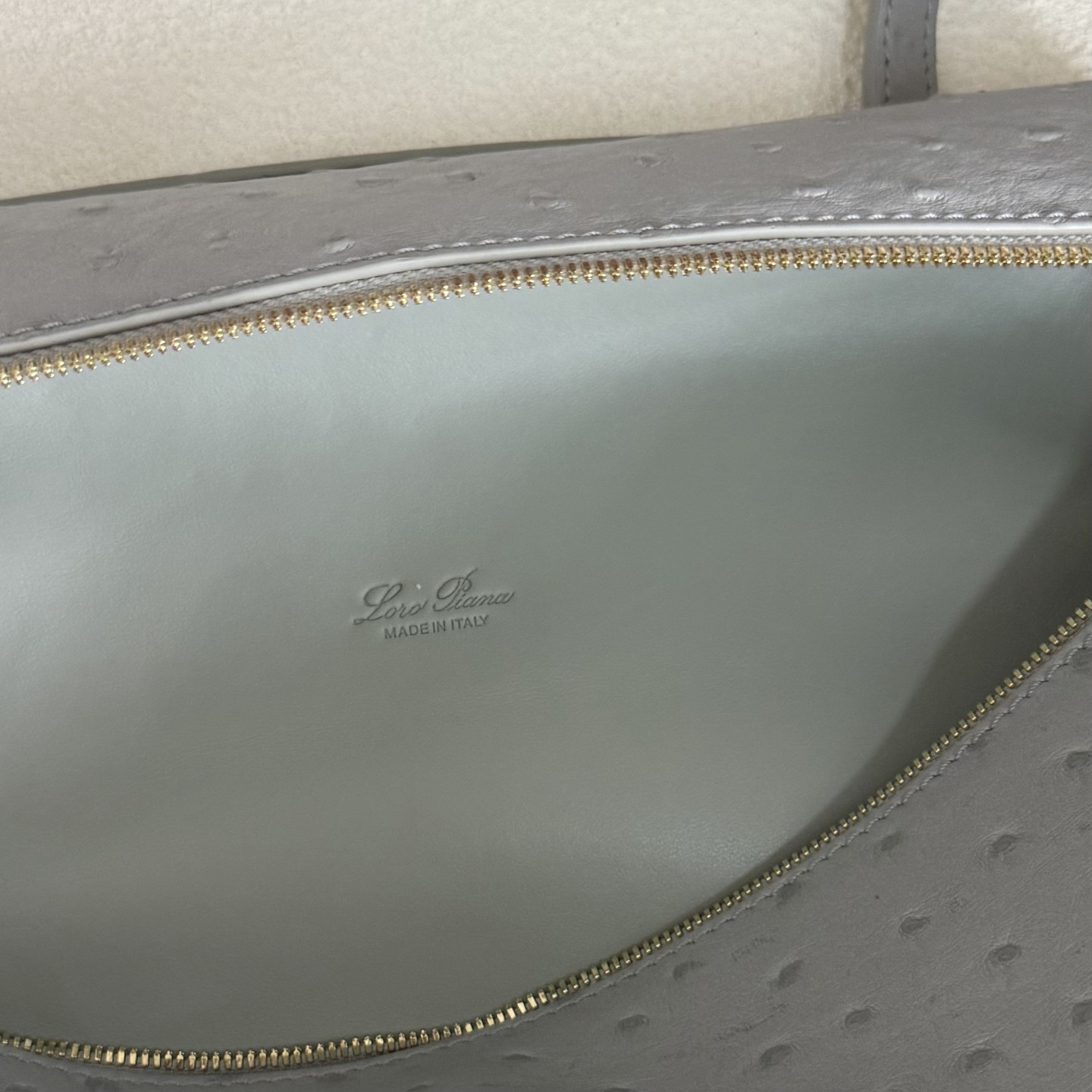 L**o p*ana extra pocket l27 ostrich-grained leather 16x27x10cm