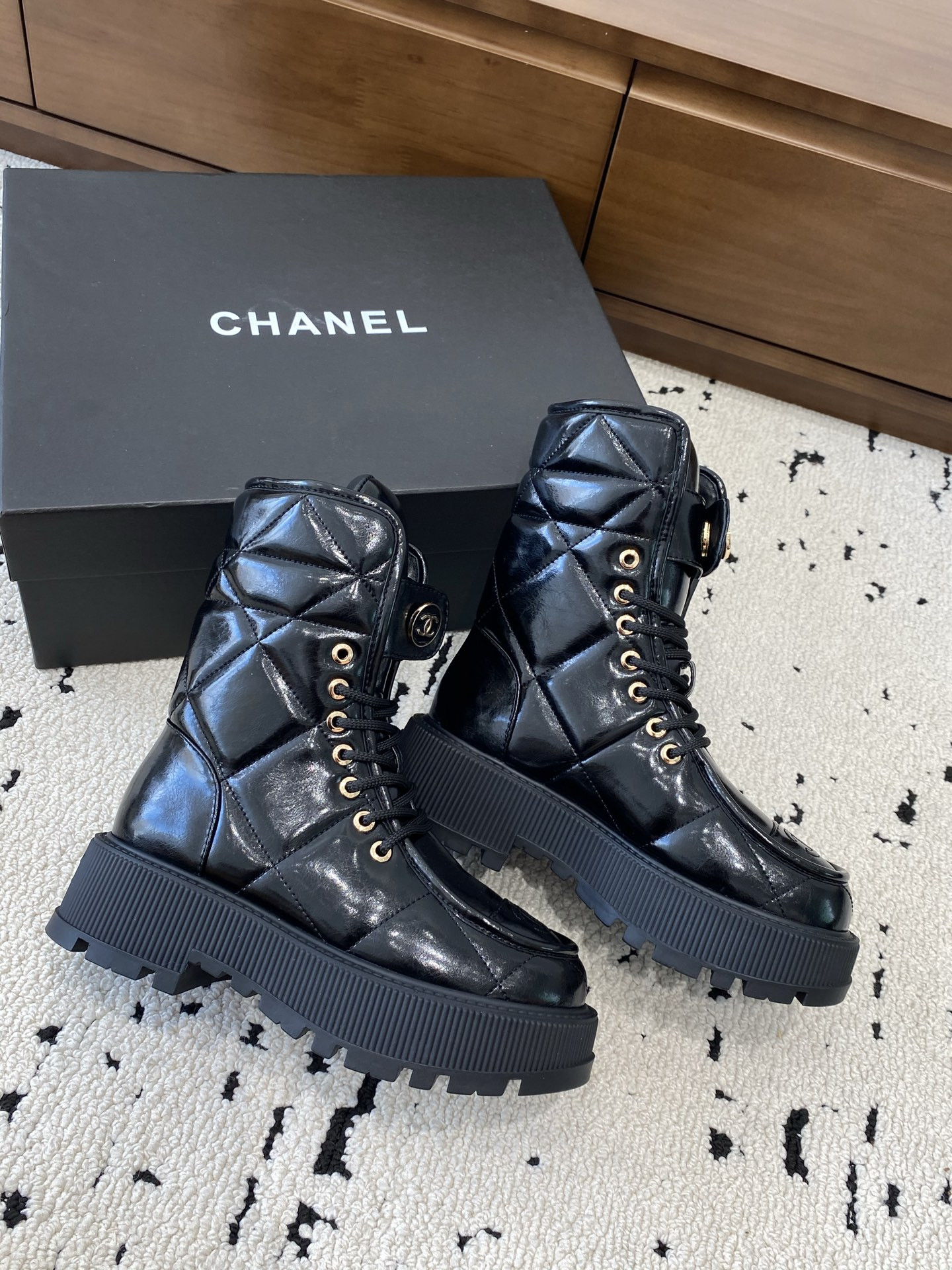 ua Ch*el boots