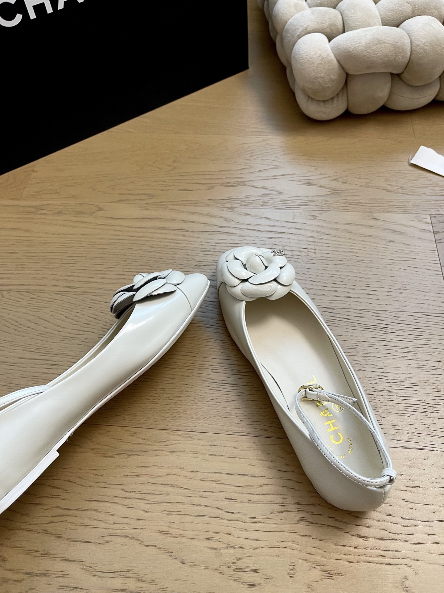 ua Ch*el ballet flats